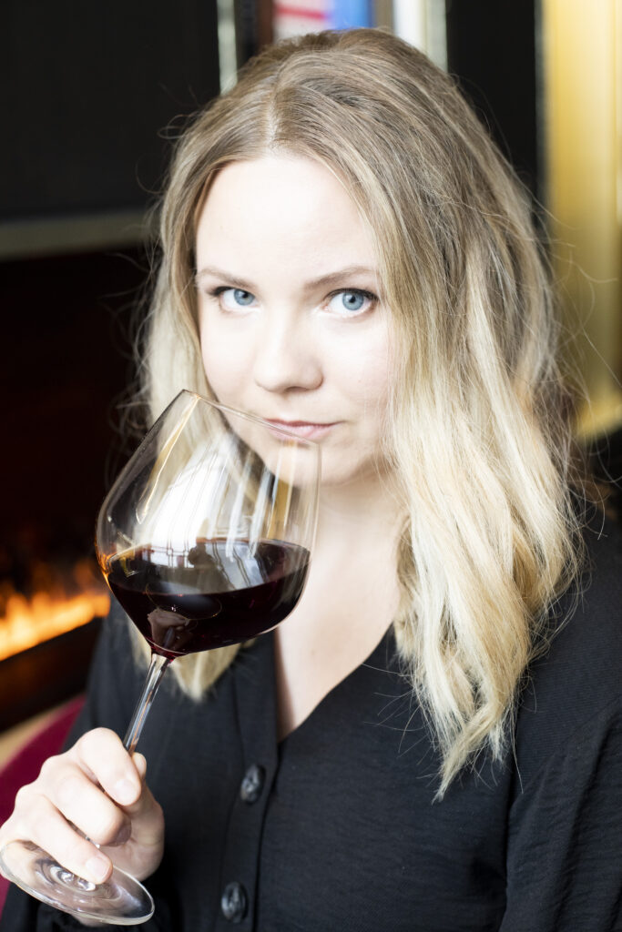 Maria Kulvja, éducatrice certifiée WSET à la Bernard-Maasard Wine Academy